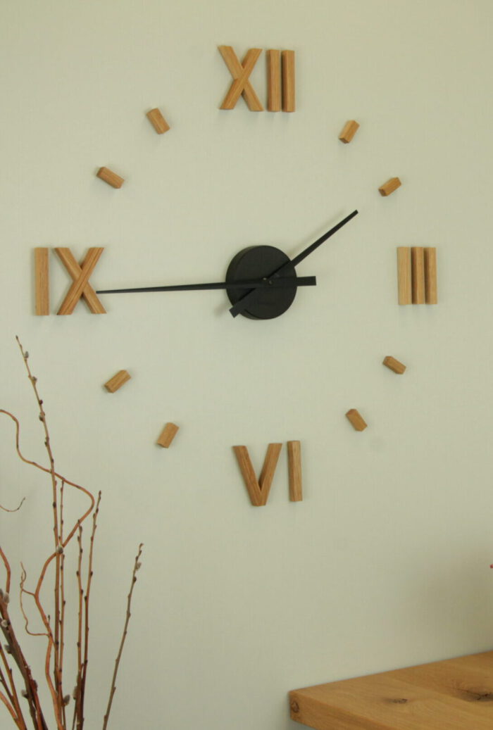 Uhr mit schwarzem Zeiger