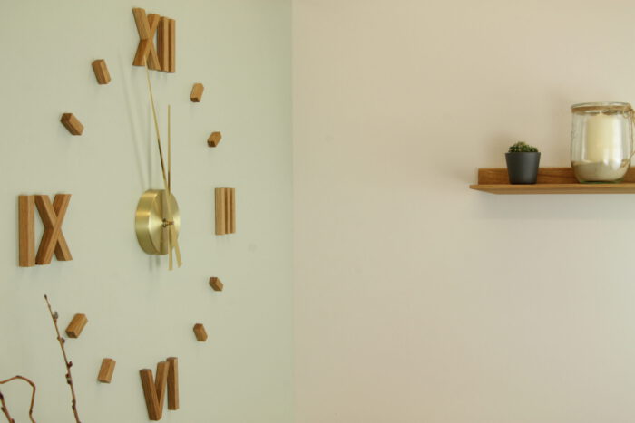 Große Uhr mit goldenem Zeiger