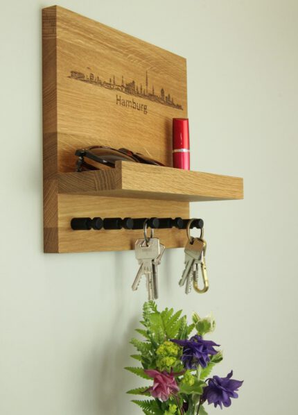 Schlüsselboard aus Eiche mit schwarzen Haken und Motiv der Skyline von Hamburg
