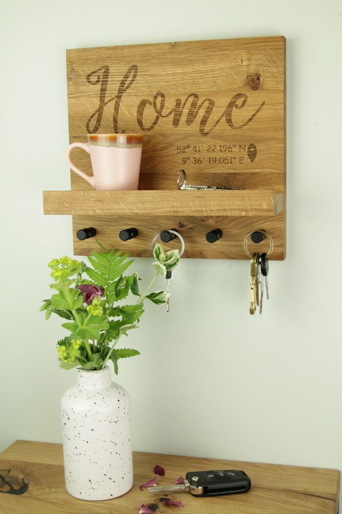 Schlüsselboard aus Wildeiche mit fünf Haken und Home Schriftzug