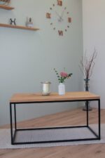 langer Couchtisch mit Holzplatte