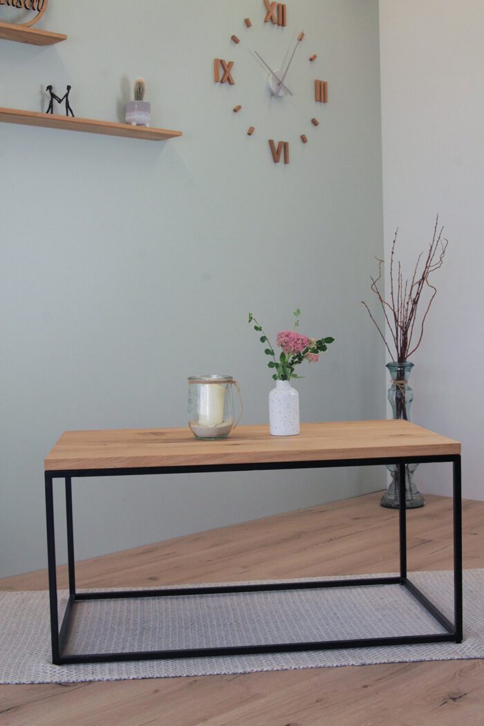langer Couchtisch mit Holzplatte