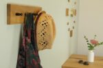 Schmale Holzgarderobe Eiche mit 4 Haken
